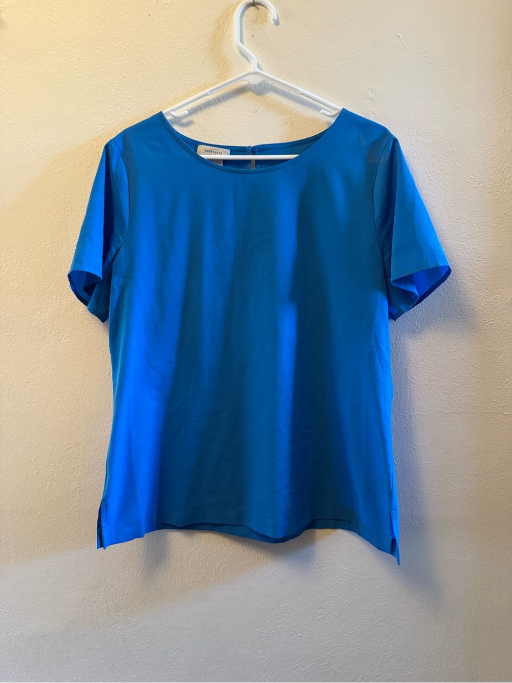 EUC Van Heusen Women’s Vibrant Blue Short Sleeve Blouse – Scoop Neck Pullover- L - Picture 1 of 9